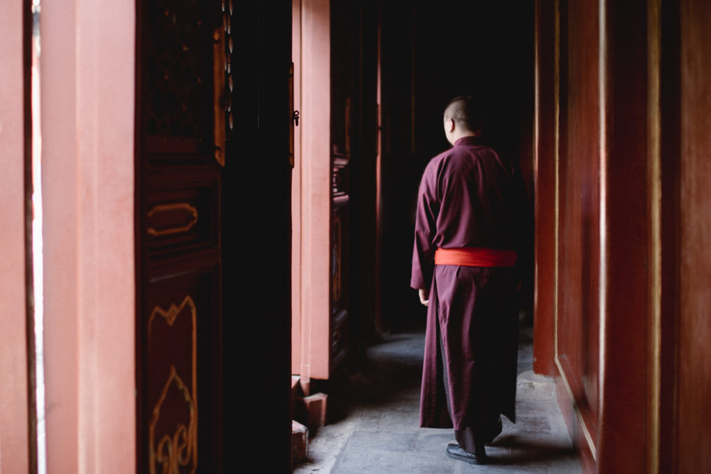 visiter pekin moine dans le temple du lama